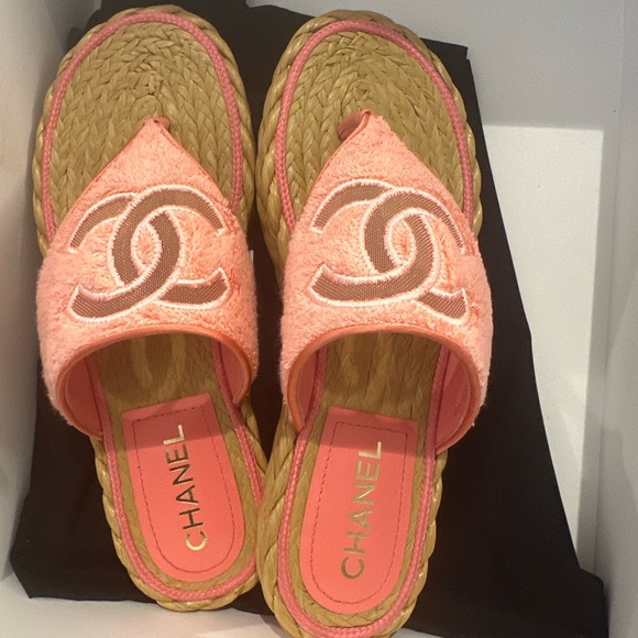 *BRAND NEW* CHANEL Pink CC Logo Thong Sandals Size 40 - Picture 7 of 8